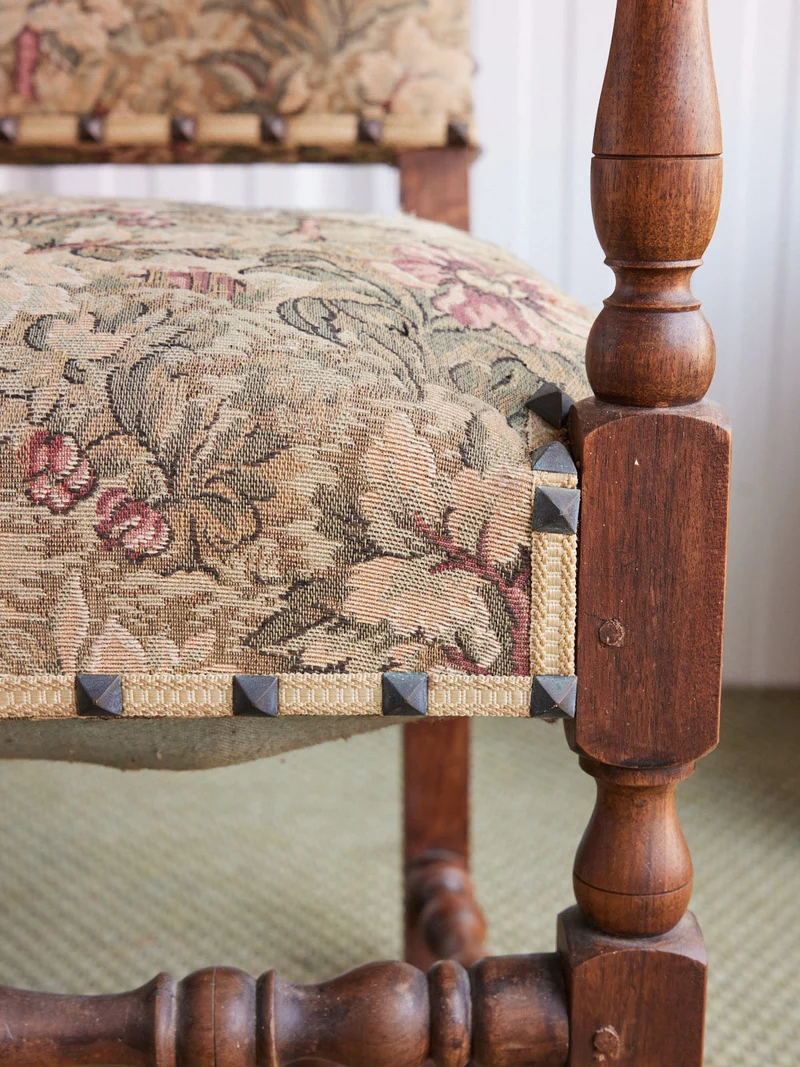 Ernest, le fauteuil médiéval clouté à motifs floraux N°1490
