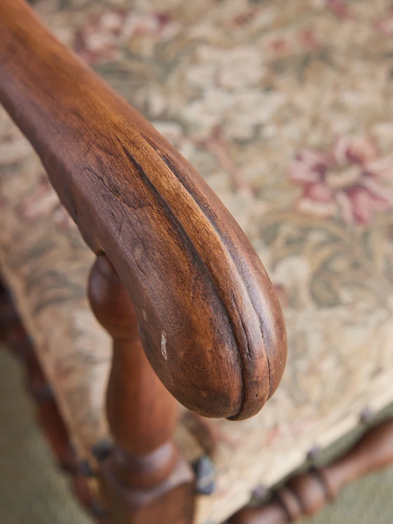 Ernest, le fauteuil médiéval clouté à motifs floraux N°1490