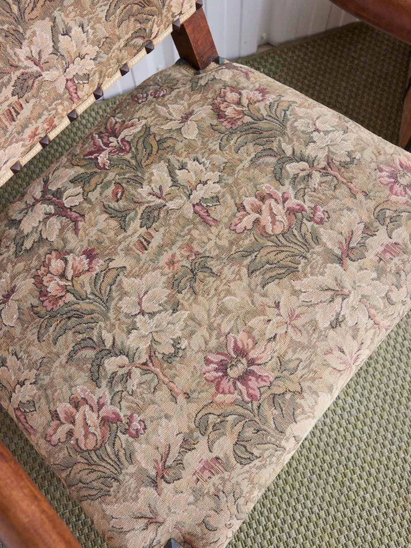 Ernest, le fauteuil médiéval clouté à motifs floraux N°1490