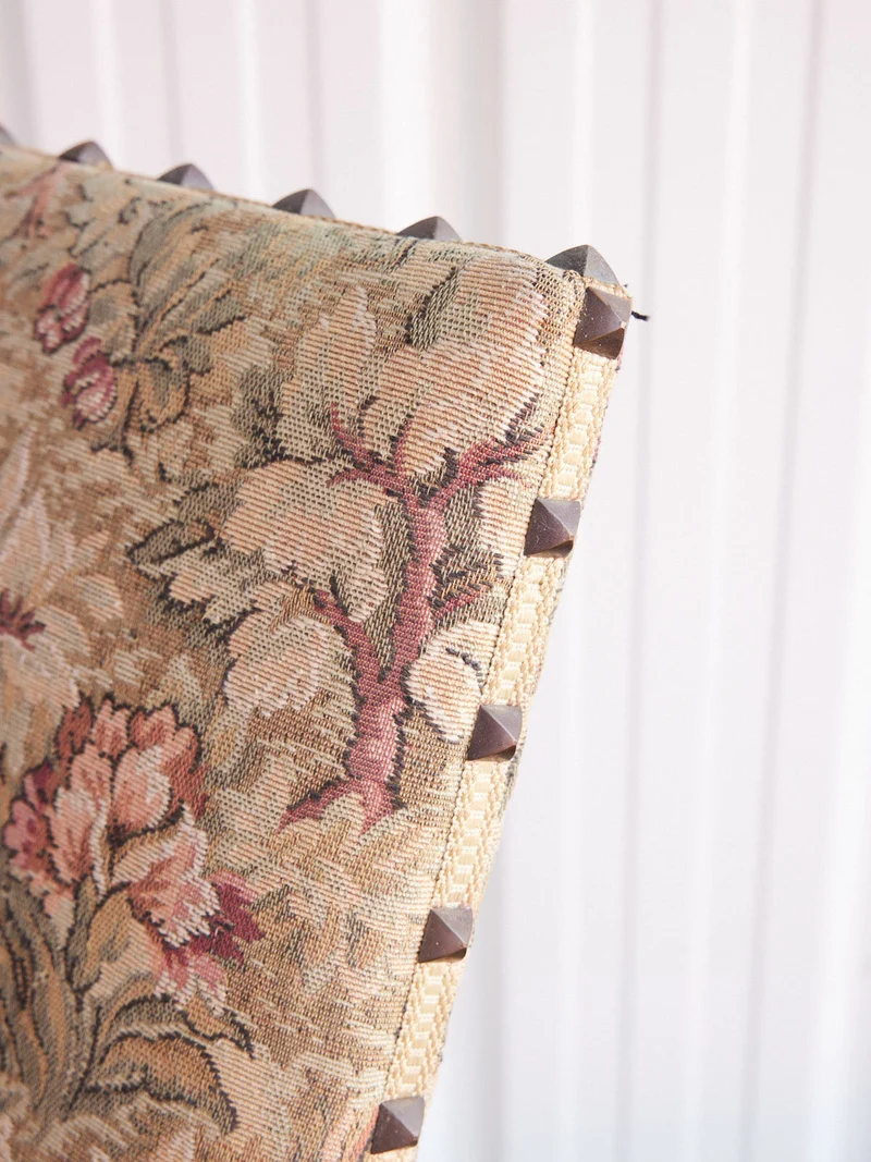 Ernest, le fauteuil médiéval clouté à motifs floraux N°1490