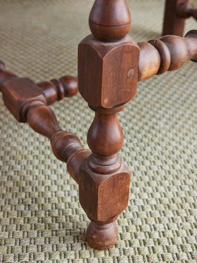 Ernest, le fauteuil médiéval clouté à motifs floraux N°1490