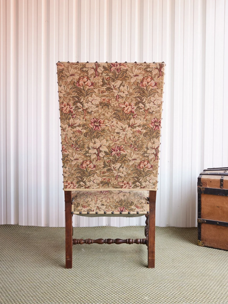 Ernest, le fauteuil médiéval clouté à motifs floraux N°1490