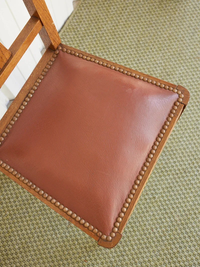 Claude, le lot de 6 chaises Art déco en cuir clouté N°1459