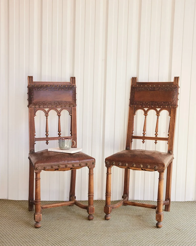 Claude, la paire de chaises médiévales en cuir N°1458