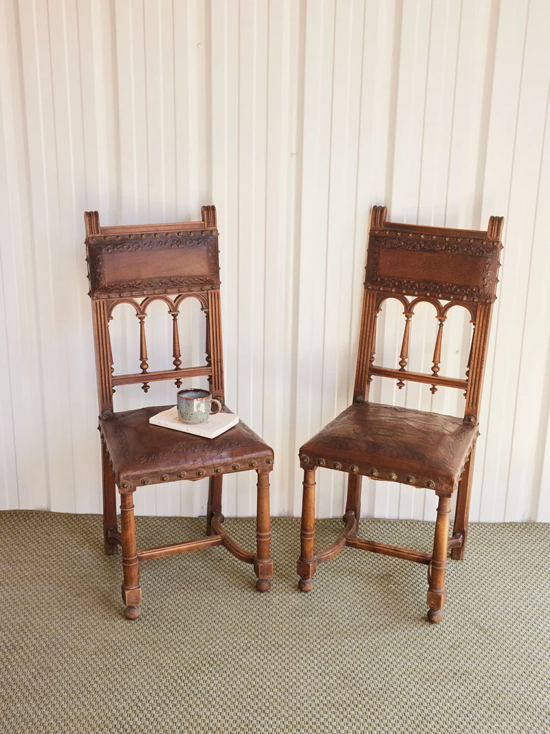 Claude, la paire de chaises médiévales en cuir N°1458