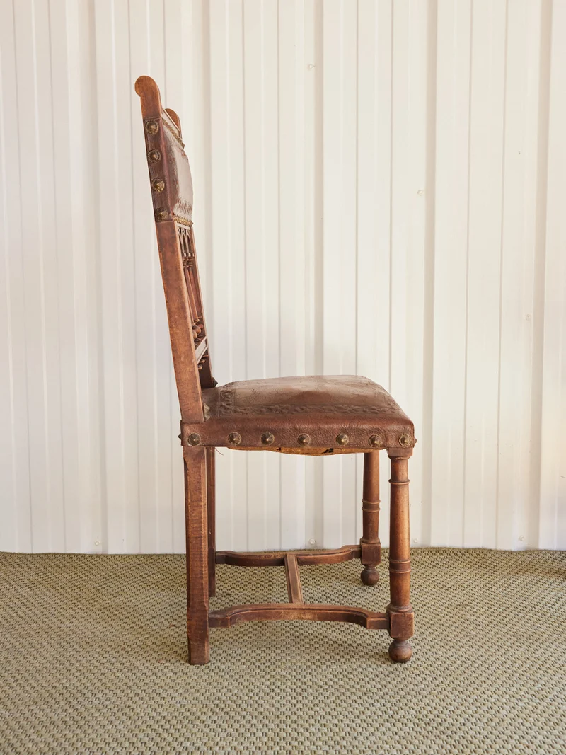 Claude, la paire de chaises médiévales en cuir N°1458