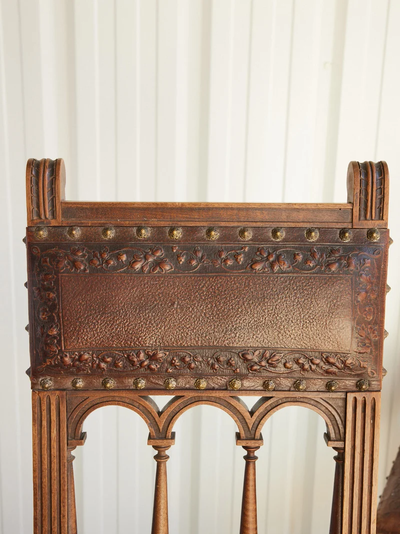 Claude, la paire de chaises médiévales en cuir N°1458