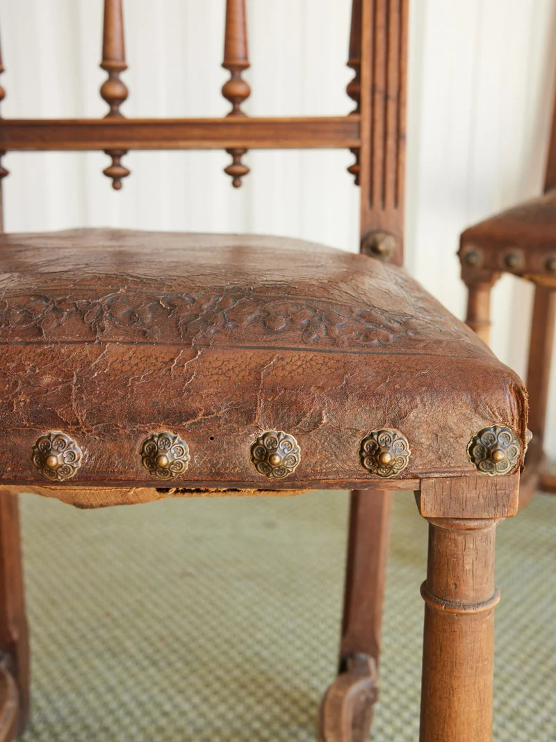 Claude, la paire de chaises médiévales en cuir N°1458