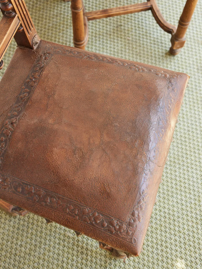 Claude, la paire de chaises médiévales en cuir N°1458