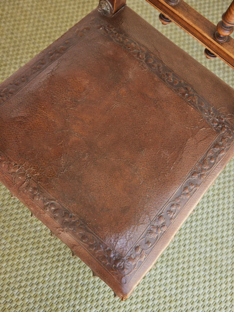 Claude, la paire de chaises médiévales en cuir N°1458