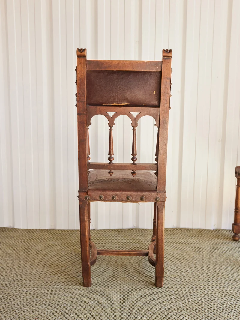 Claude, la paire de chaises médiévales en cuir N°1458