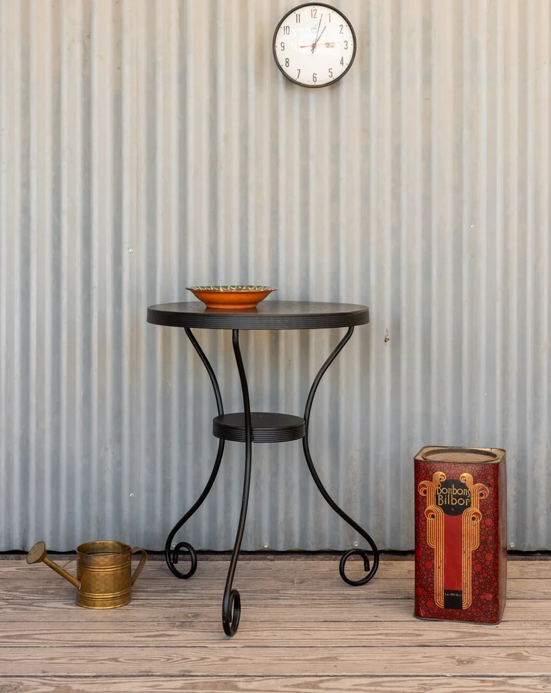 Hanna, la table d'appoint en fer noir N°1411