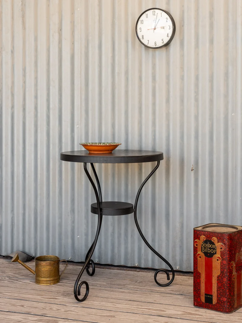 Hanna, la table d'appoint en fer noir N°1411