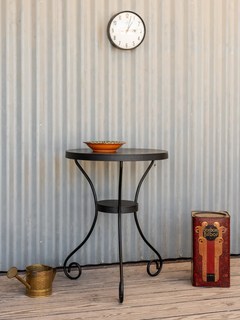 Hanna, la table d'appoint en fer noir N°1411