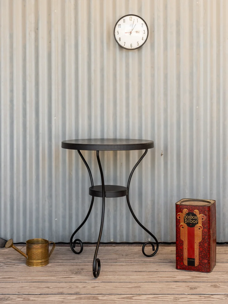 Hanna, la table d'appoint en fer noir N°1411