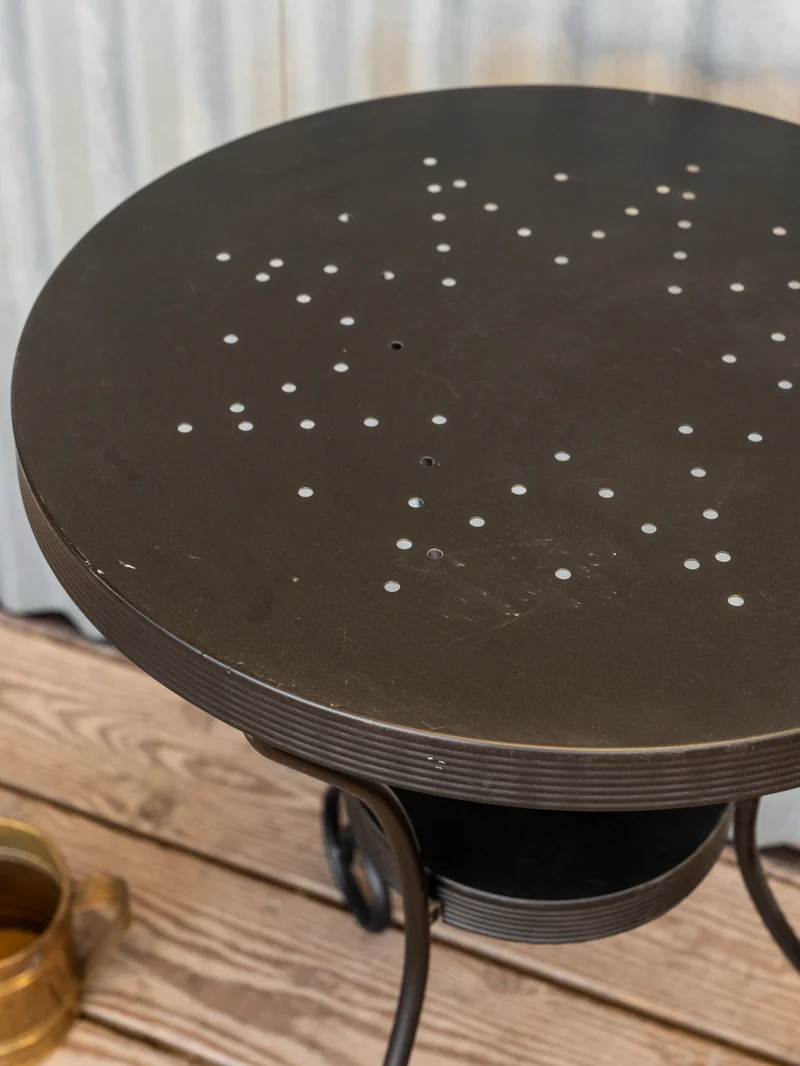 Hanna, la table d'appoint en fer noir N°1411