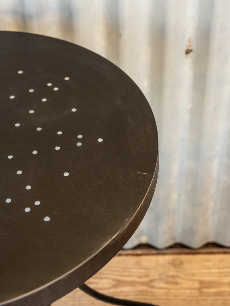 Hanna, la table d'appoint en fer noir N°1411