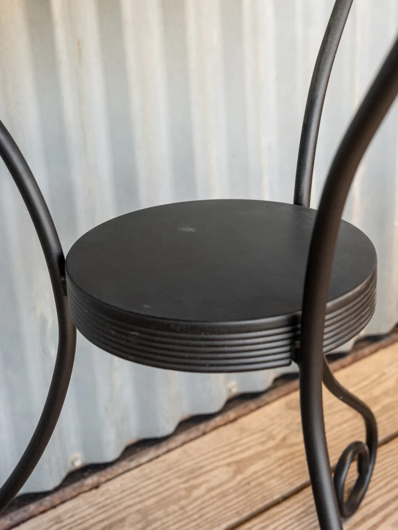 Hanna, la table d'appoint en fer noir N°1411