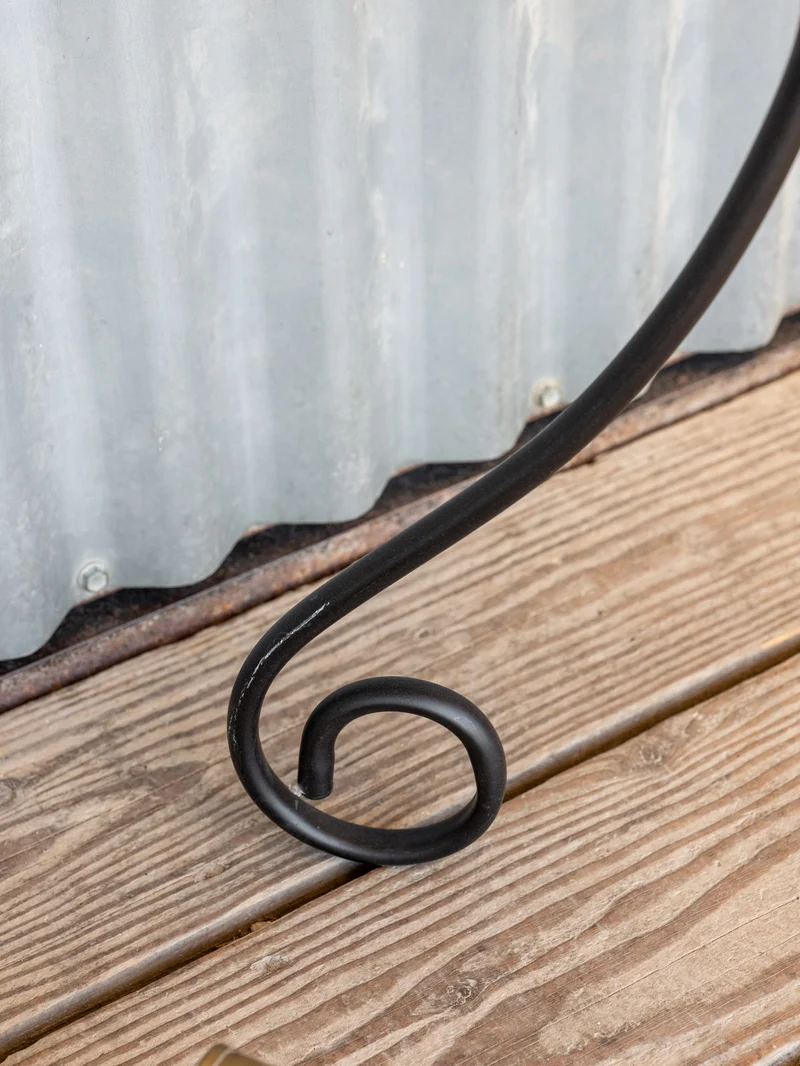 Hanna, la table d'appoint en fer noir N°1411