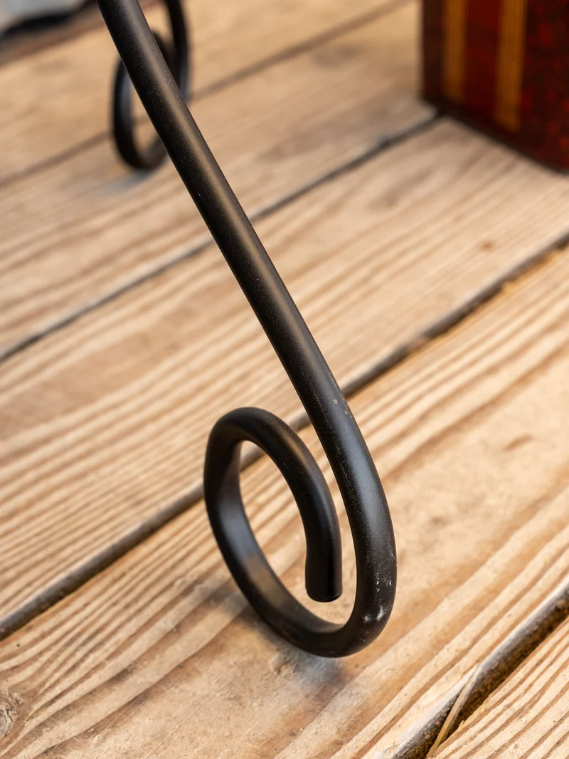 Hanna, la table d'appoint en fer noir N°1411