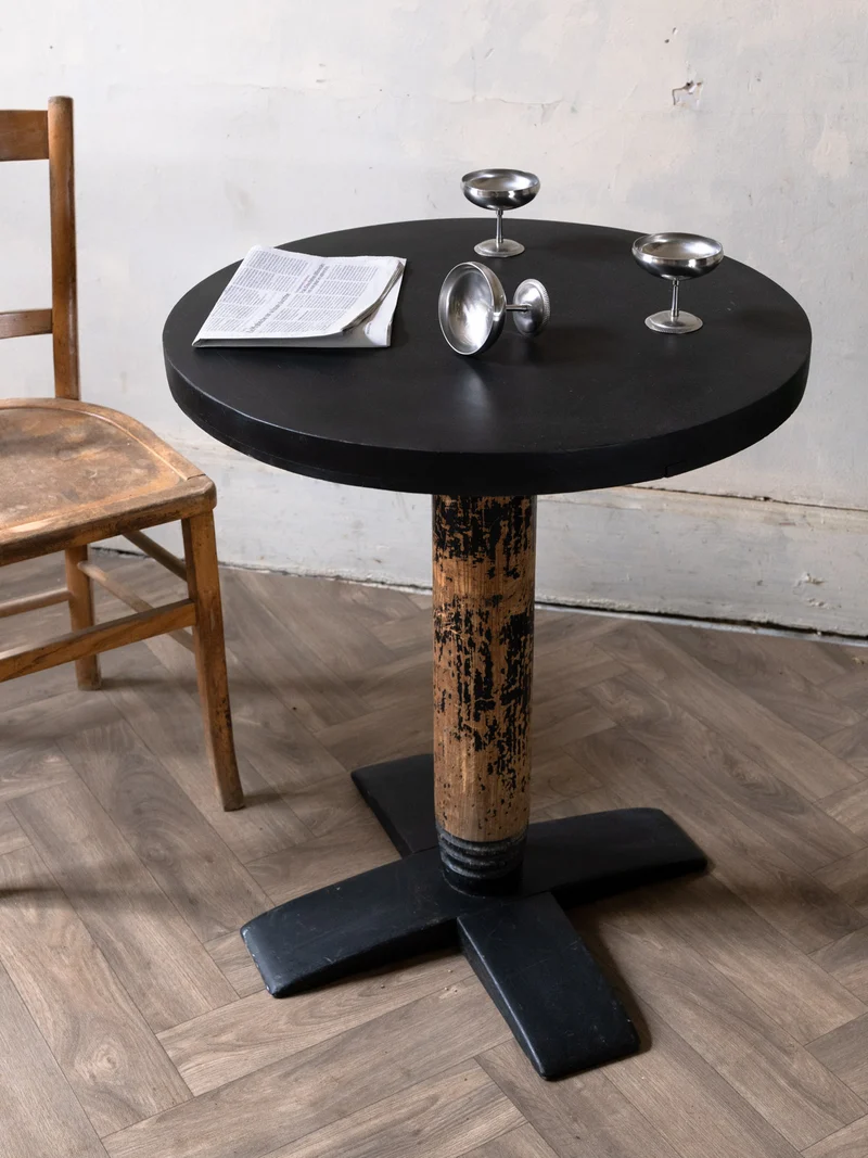 Denise, la table à manger bistro en bois noir N°1191