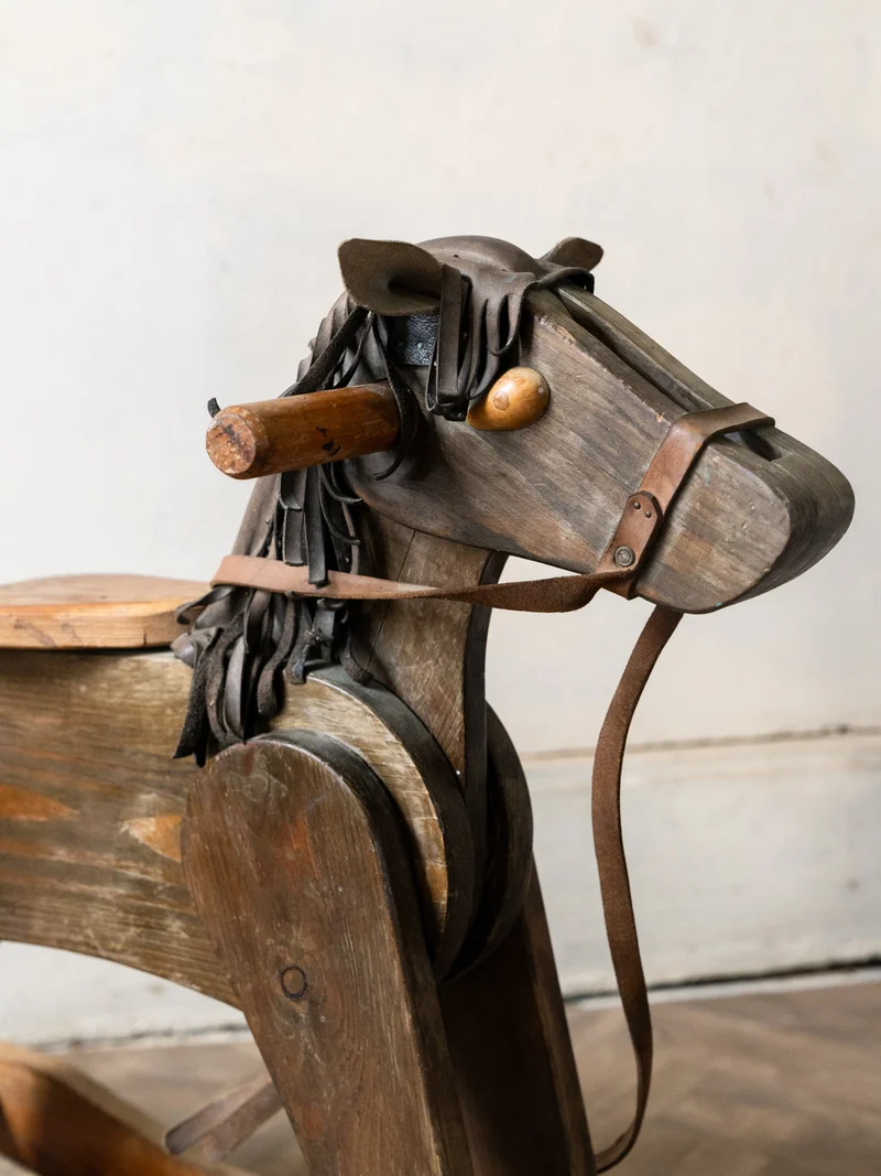 Alix, le cheval à bascule en cuir et bois N°1119