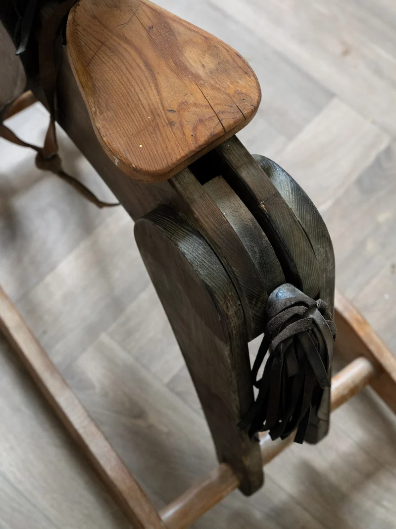 Alix, le cheval à bascule en cuir et bois N°1119