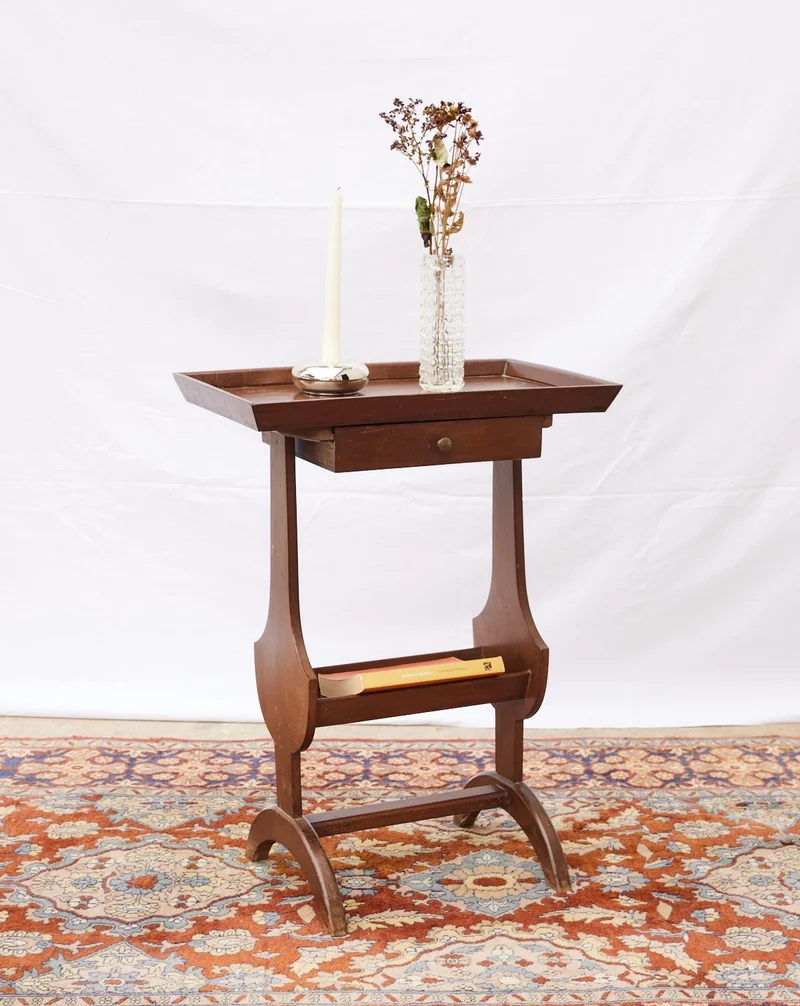Francine, la petite table d'appoint en bois N°1111