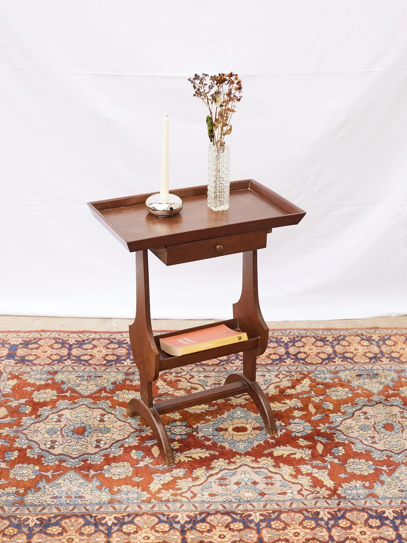 Francine, la petite table d'appoint en bois N°1111