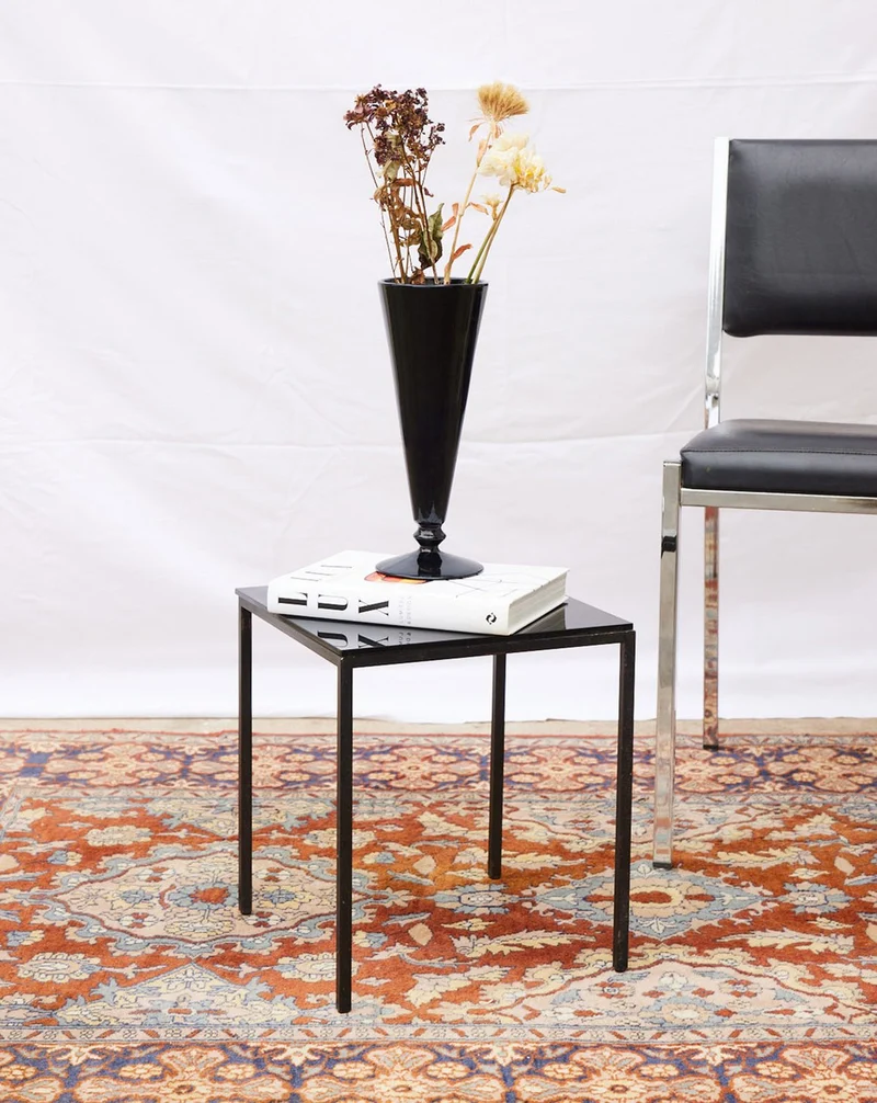 Hanna, la table d'appoint en métal et verre N°1409