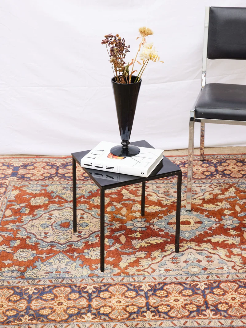 Hanna, la table d'appoint en métal et verre N°1409