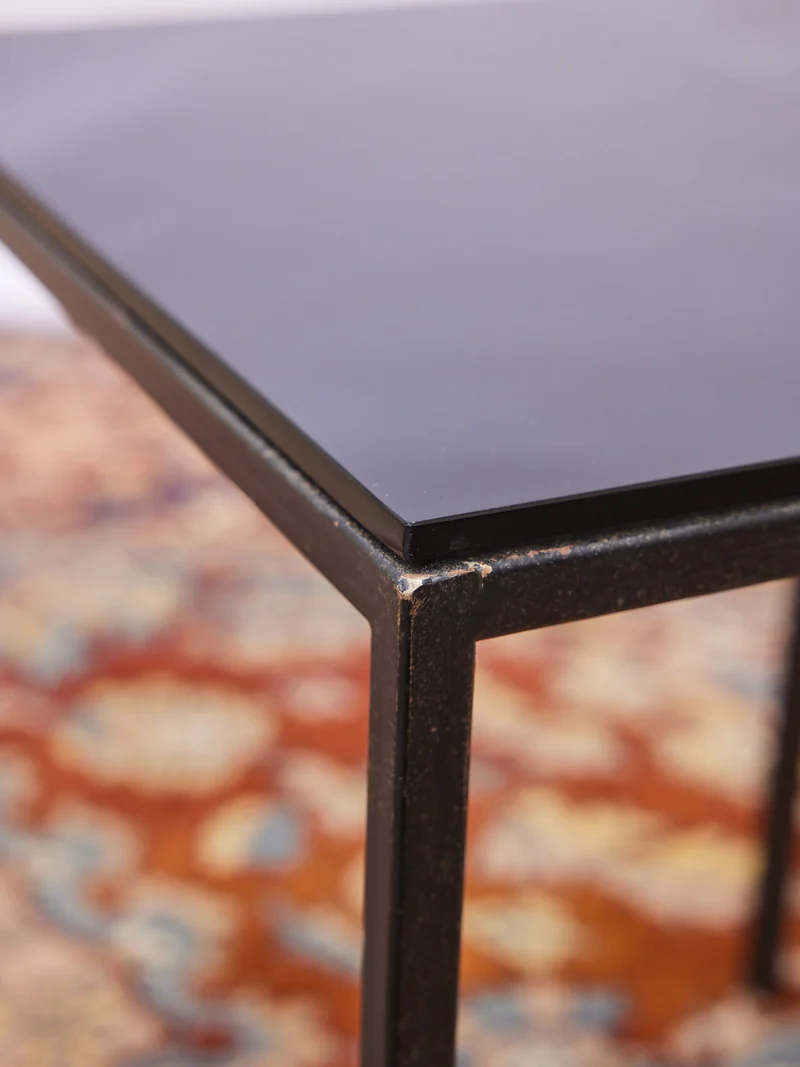 Hanna, la table d'appoint en métal et verre N°1409