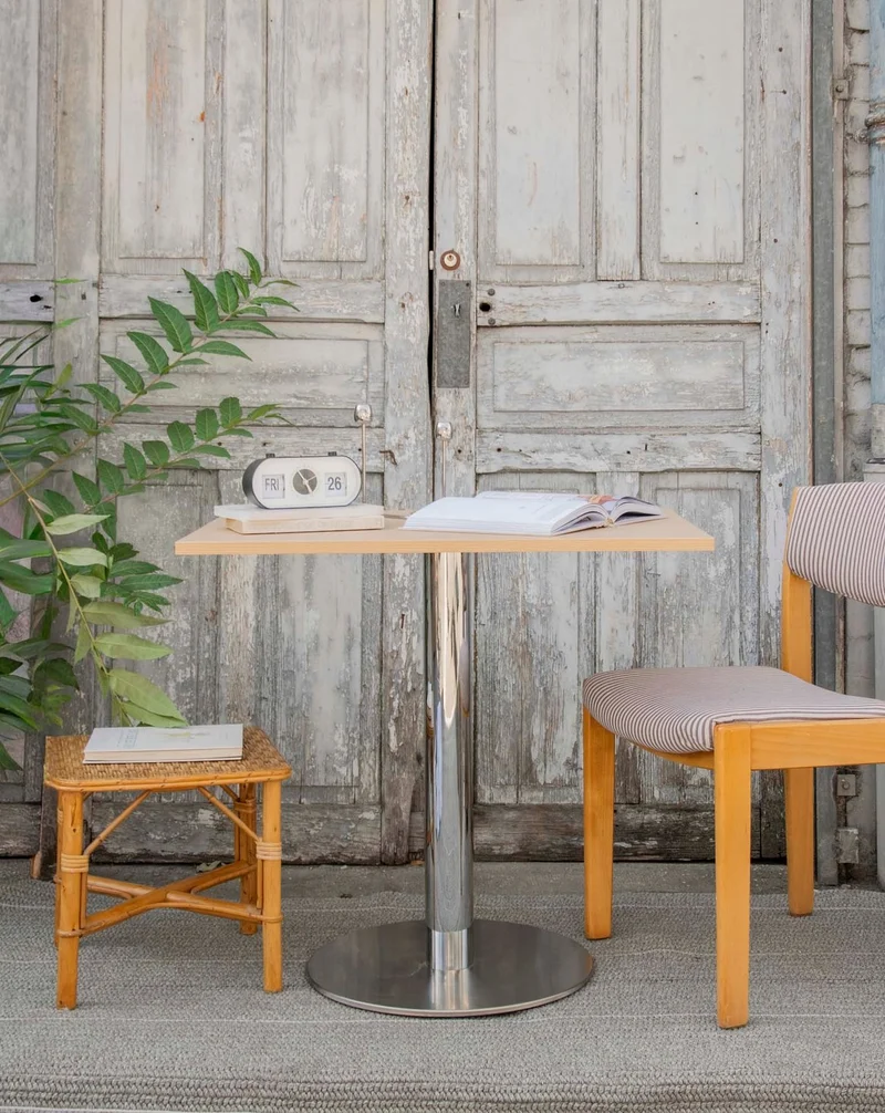 Karla, la table à manger carrée au pied chromé N°1208