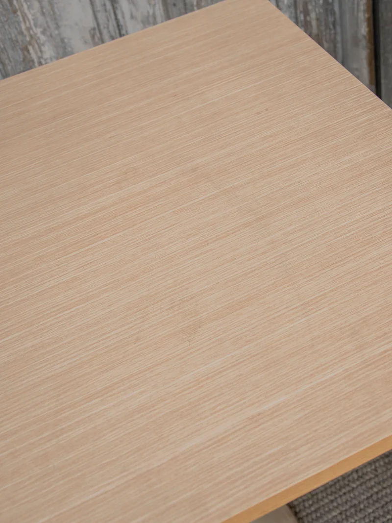 Karla, la table à manger carrée au pied chromé N°1208