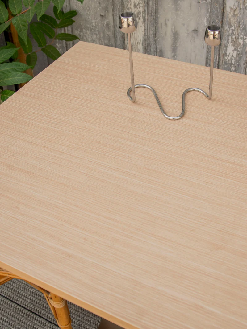 Karla, la table à manger carrée au pied chromé N°1208