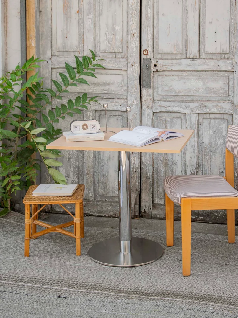Karla, la table à manger carrée au pied chromé N°1208