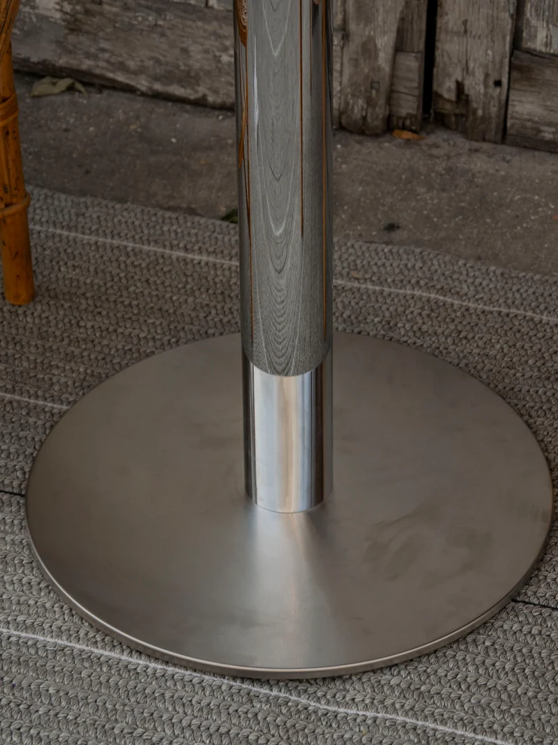 Karla, la table à manger carrée au pied chromé N°1208