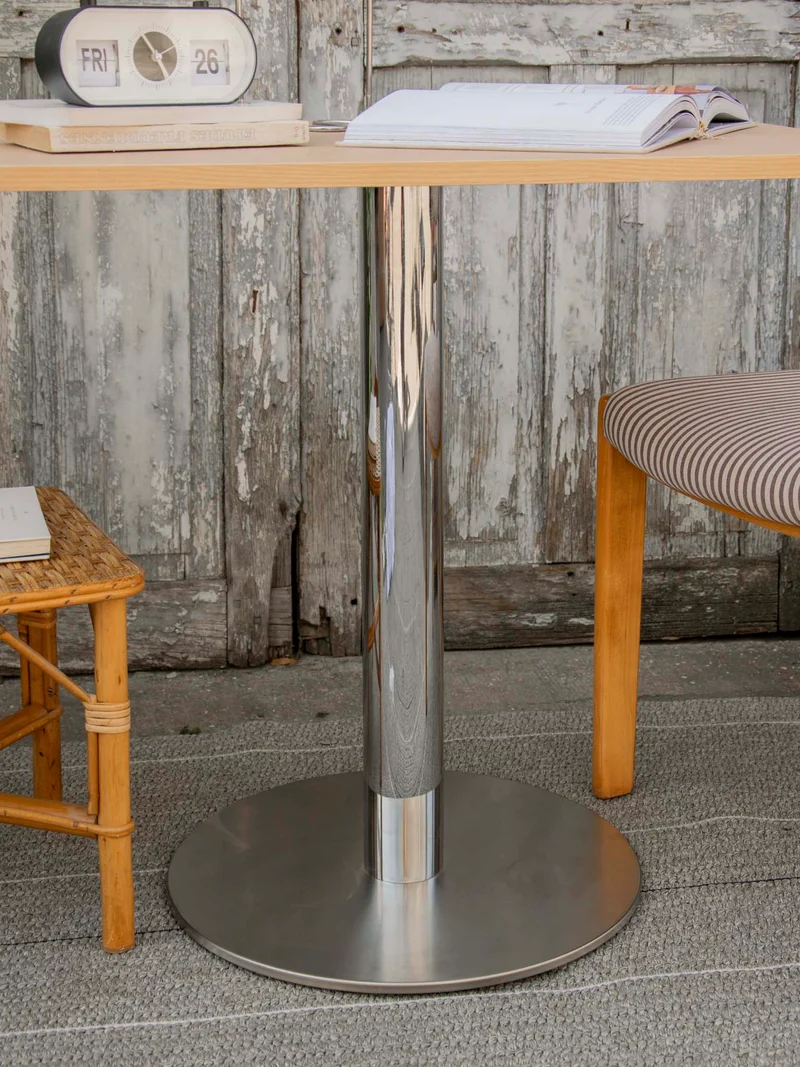 Karla, la table à manger carrée au pied chromé N°1208
