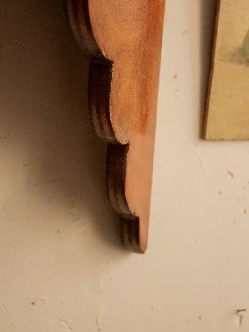 Gaëlle, l'étagère d'angle au bois sculpté N°1462