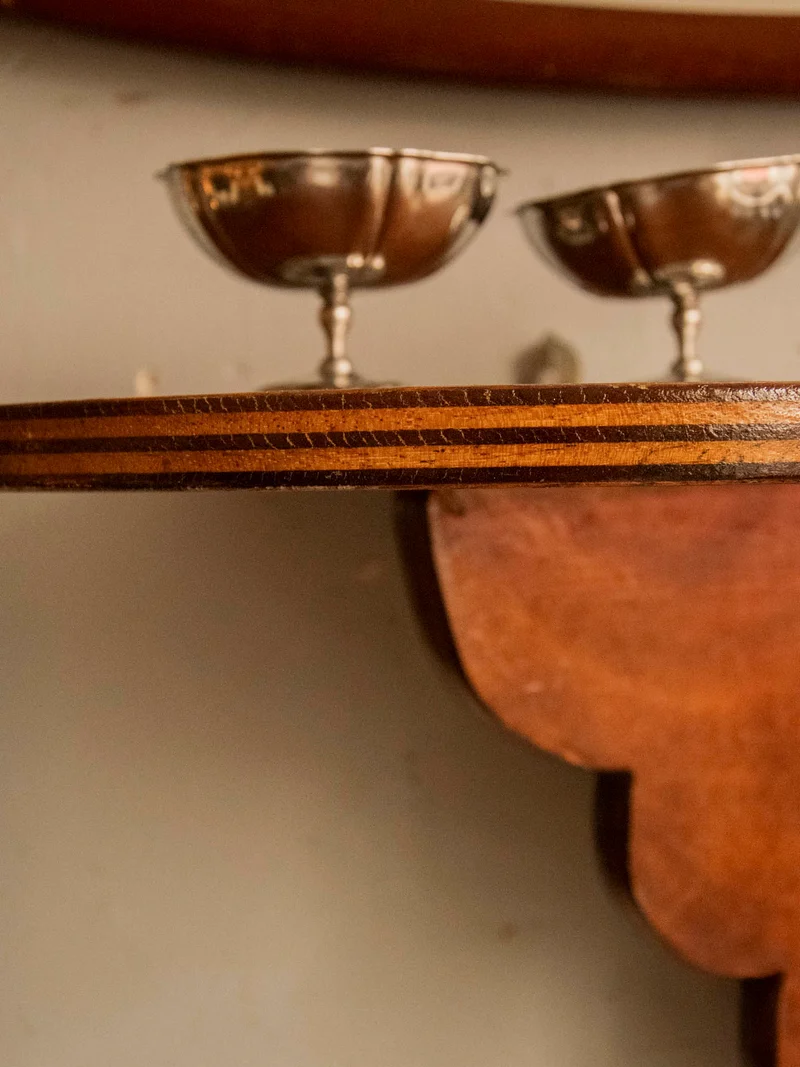 Gaëlle, l'étagère d'angle au bois sculpté N°1462