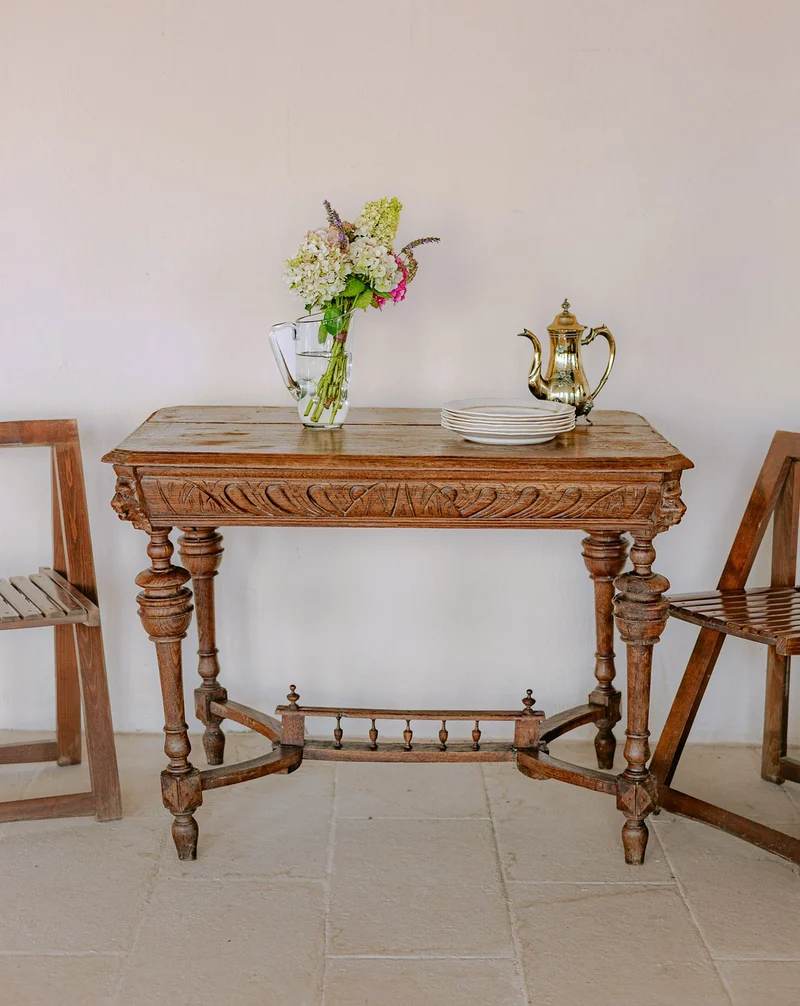 Francine, la table d'appoint en bois sculpté de style Moyen-Âge N°1113