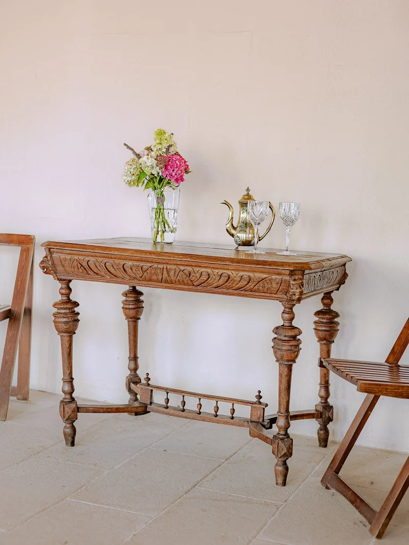 Francine, la table d'appoint en bois sculpté de style Moyen-Âge N°1113