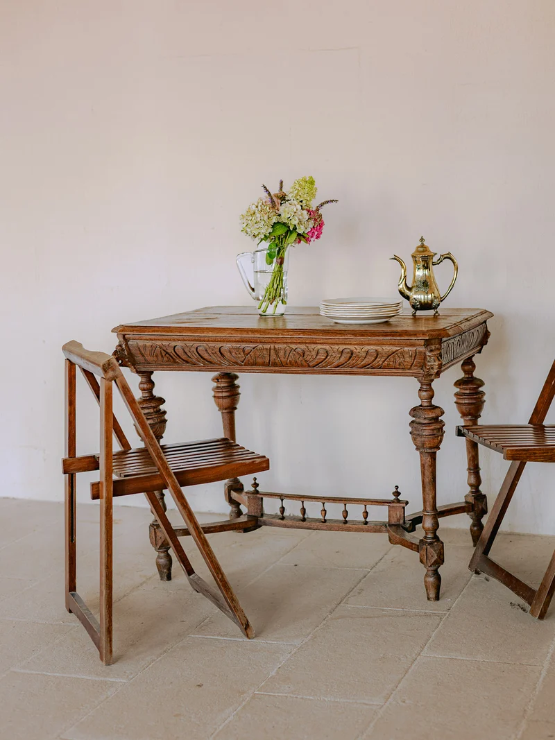 Francine, la table d'appoint en bois sculpté de style Moyen-Âge N°1113