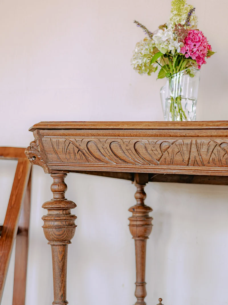 Francine, la table d'appoint en bois sculpté de style Moyen-Âge N°1113