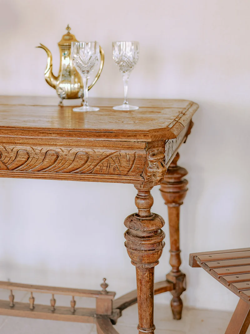 Francine, la table d'appoint en bois sculpté de style Moyen-Âge N°1113