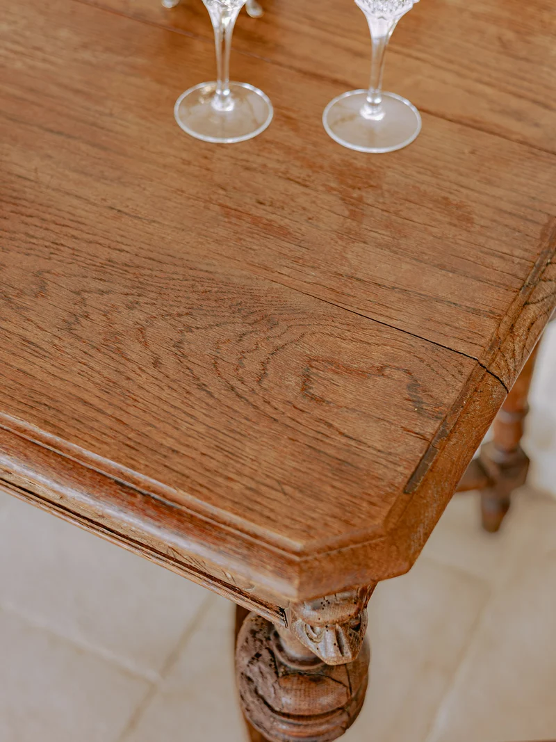 Francine, la table d'appoint en bois sculpté de style Moyen-Âge N°1113