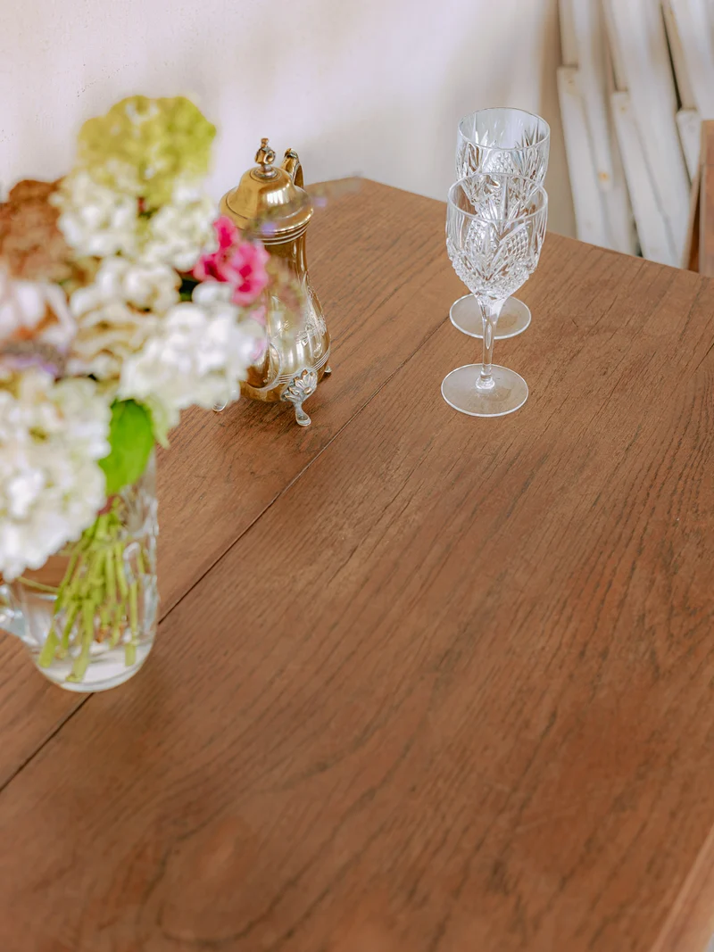 Francine, la table d'appoint en bois sculpté de style Moyen-Âge N°1113