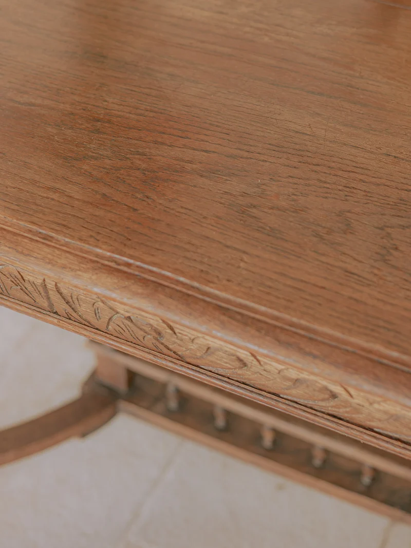 Francine, la table d'appoint en bois sculpté de style Moyen-Âge N°1113