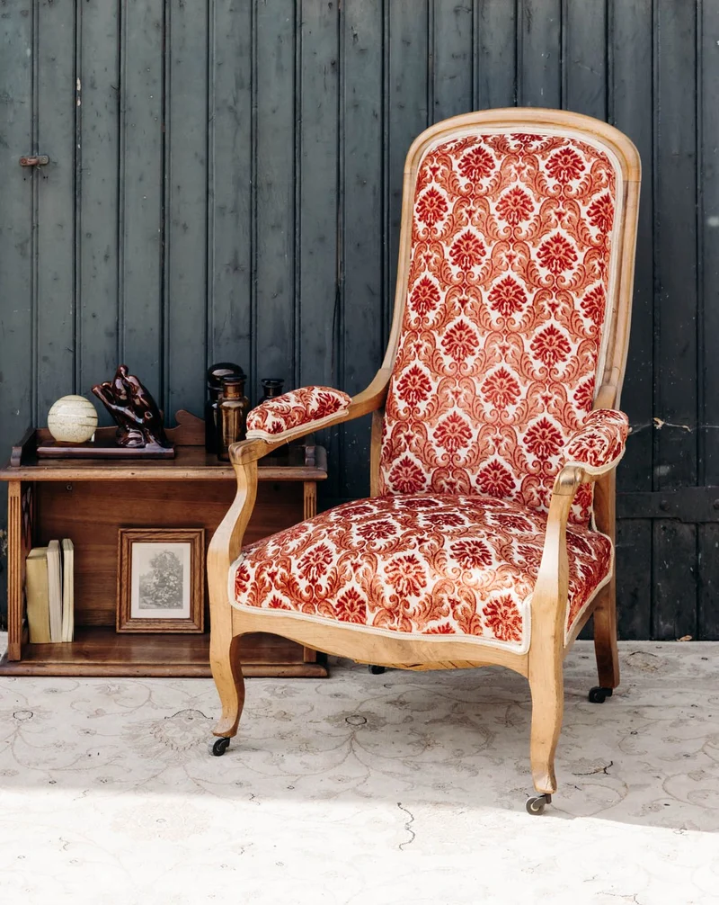 Ernest, le fauteuil bordeaux au style Louis XV N°1061