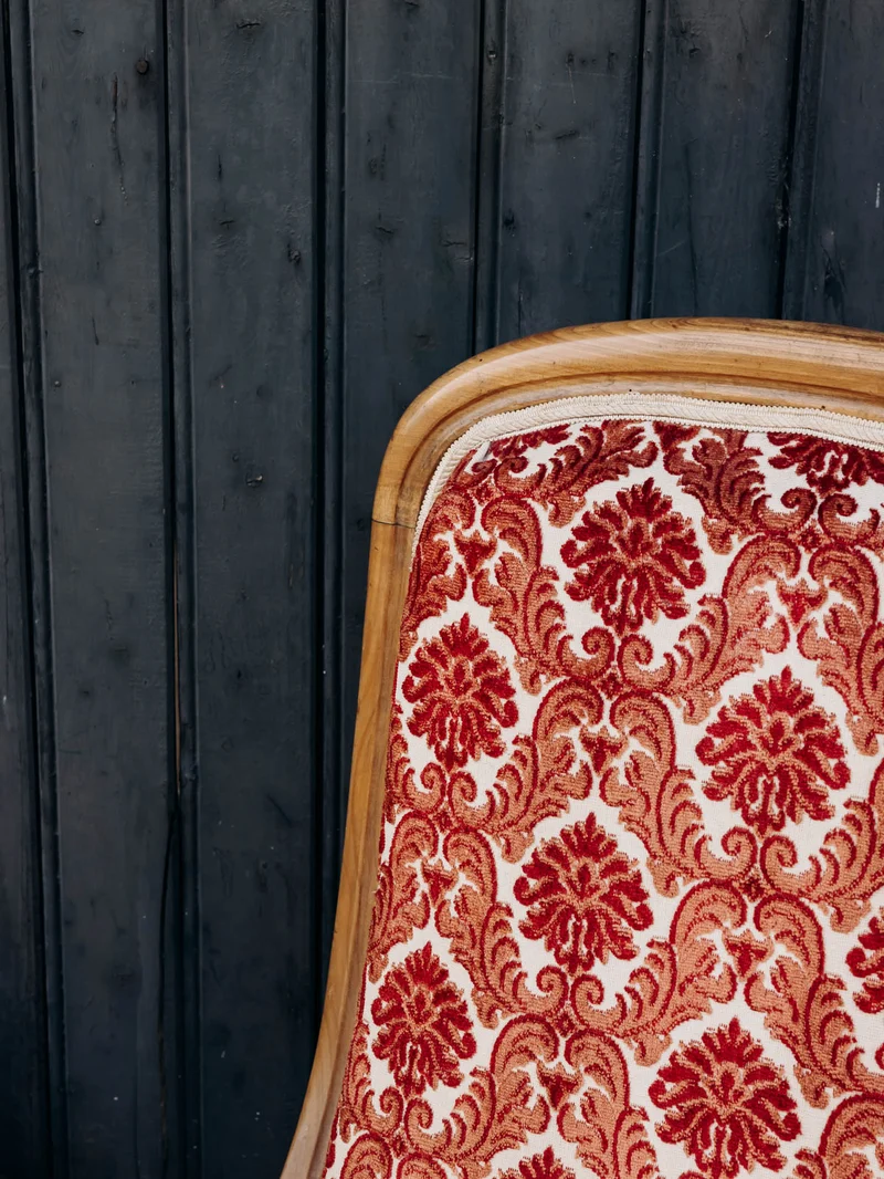 Ernest, le fauteuil bordeaux au style Louis XV N°1061